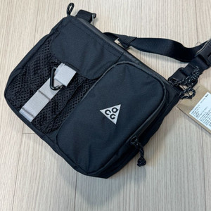 나이키 acg 데이맥스 크로스백 팝니다 이미지