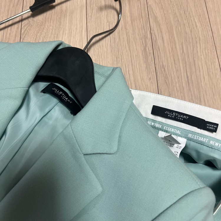 질스튜어트뉴욕 울 자켓 스커트 투피스 정장 세트 여성 셋업 민트 소라 오피스룩 출근룩 이미지