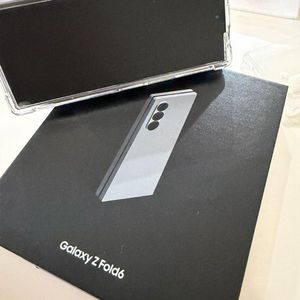 폴더블 스마트폰 실버 256기가 이미지