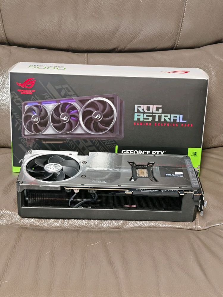 ASUS ROG ASTRAL RTX 5080 블랙 이미지
