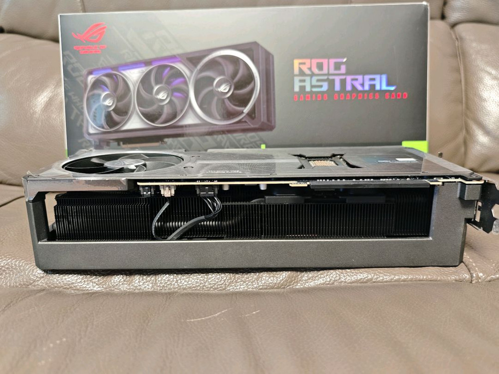 ASUS ROG ASTRAL RTX 5080 블랙 이미지
