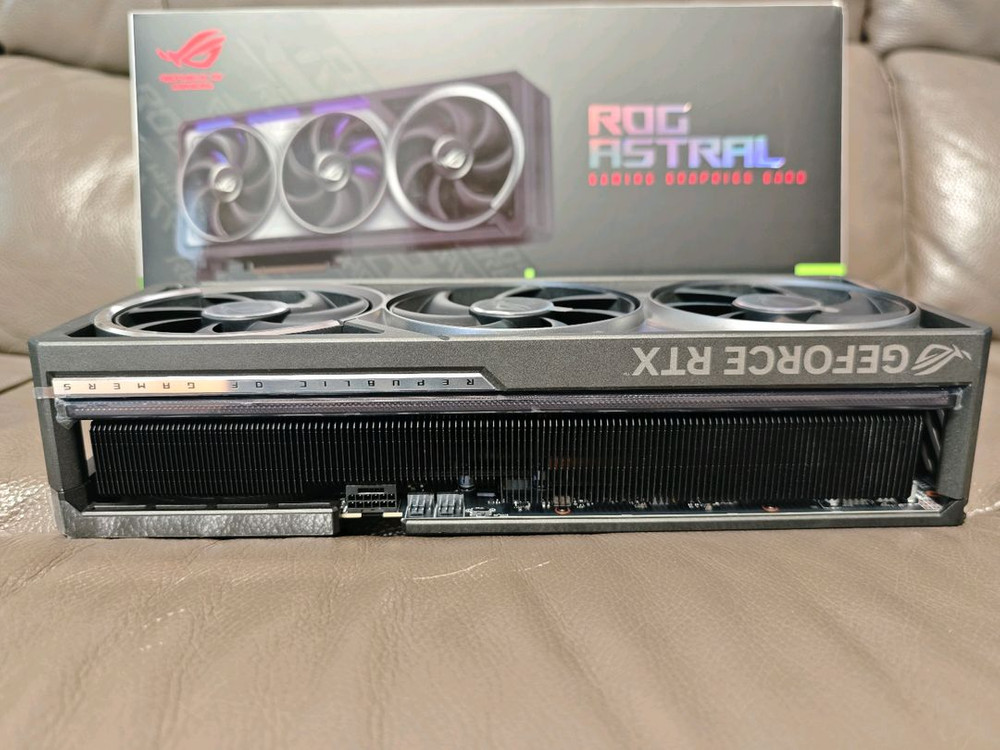 ASUS ROG ASTRAL RTX 5080 블랙 이미지