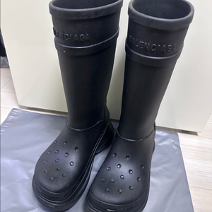 발렌시아가 x 크록스 부츠 이미지
