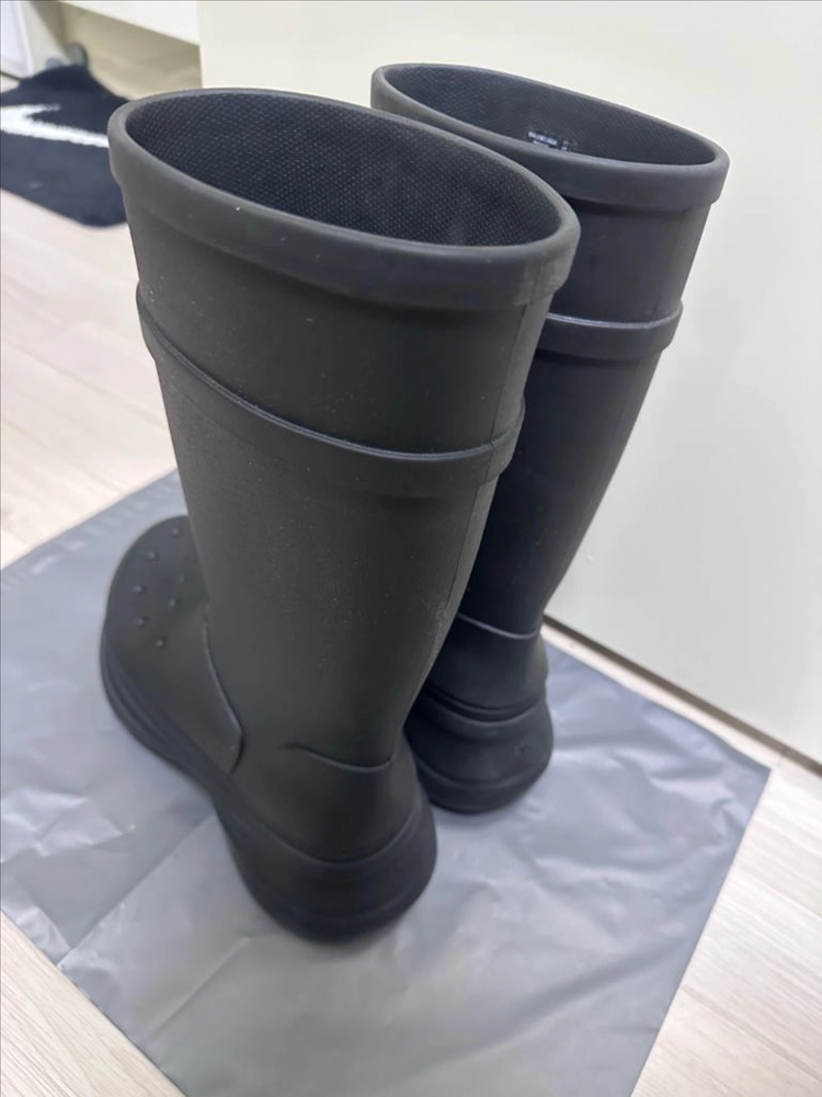 발렌시아가 x 크록스 부츠 이미지