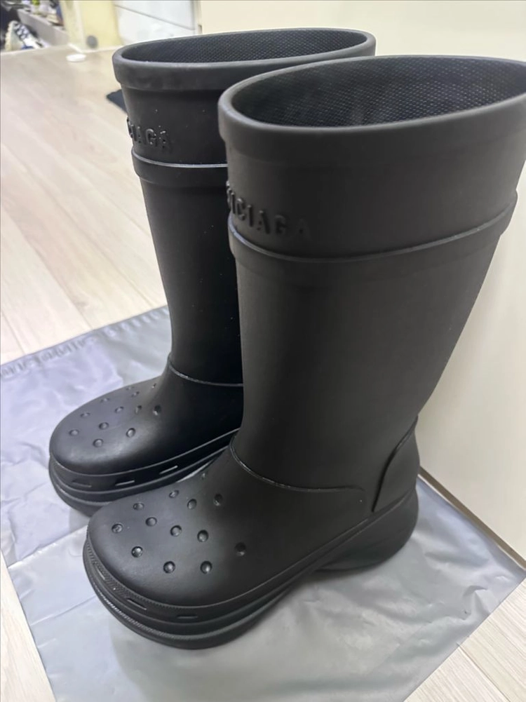 발렌시아가 x 크록스 부츠 이미지