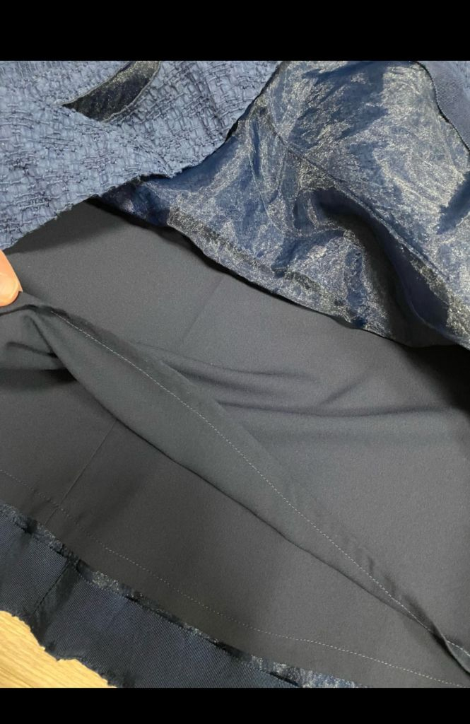 더아이잗컬렉션 고급 브랜드 네이비 엠보감 스커트 44-55정도 사이즈 이미지