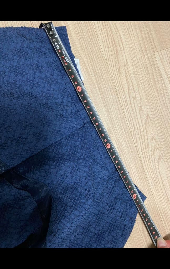 더아이잗컬렉션 고급 브랜드 네이비 엠보감 스커트 44-55정도 사이즈 이미지