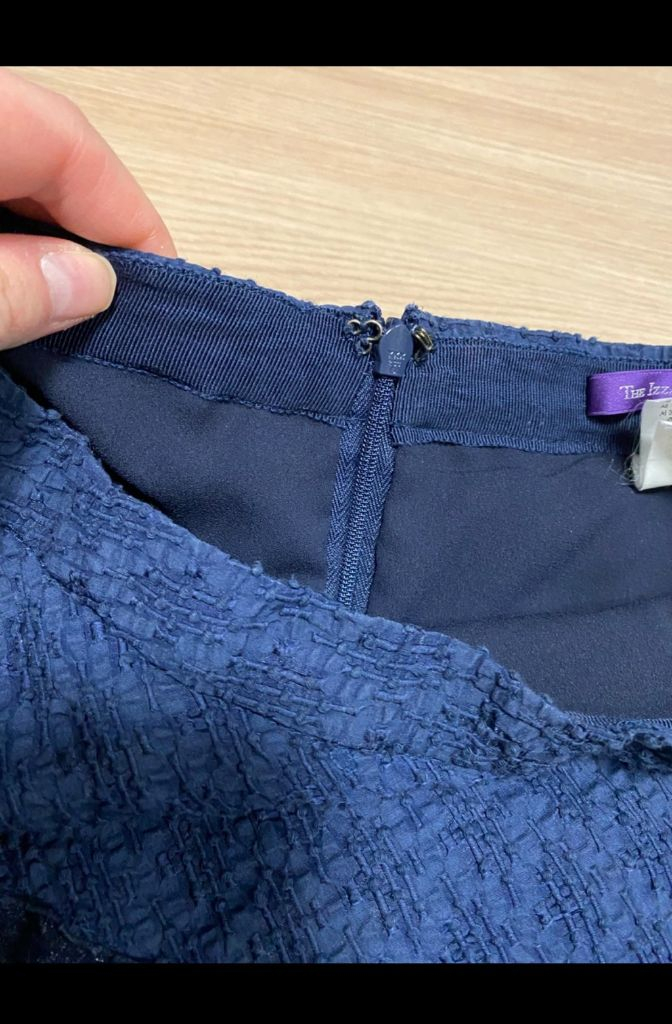 더아이잗컬렉션 고급 브랜드 네이비 엠보감 스커트 44-55정도 사이즈 이미지