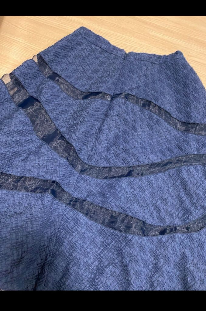 더아이잗컬렉션 고급 브랜드 네이비 엠보감 스커트 44-55정도 사이즈 이미지