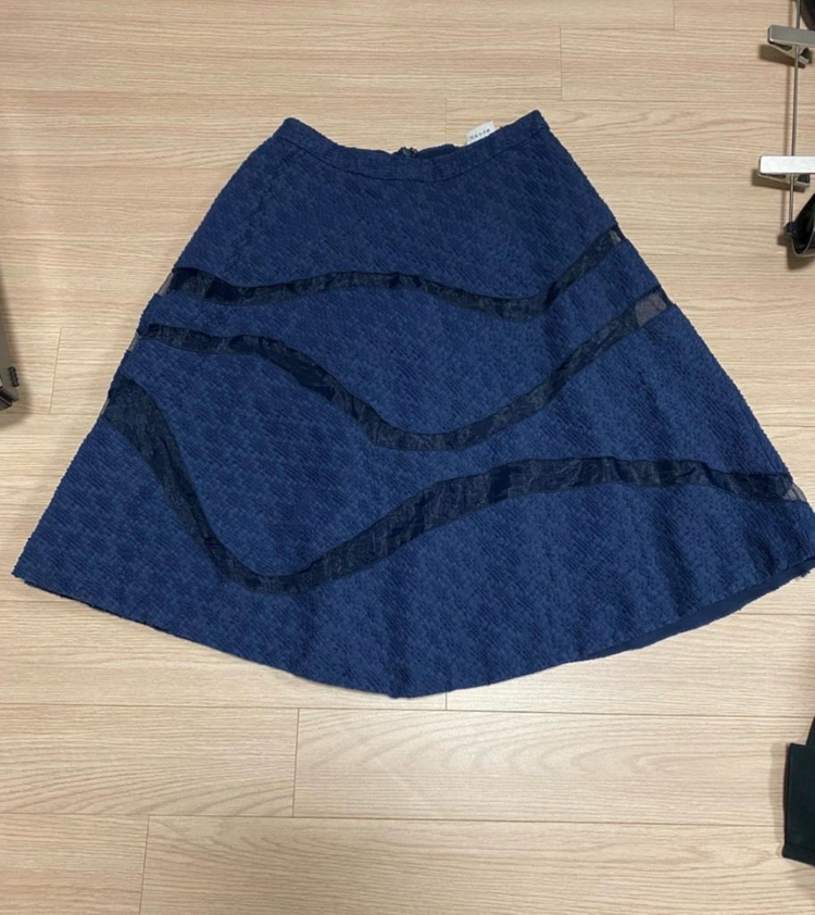 더아이잗컬렉션 고급 브랜드 네이비 엠보감 스커트 44-55정도 사이즈 이미지