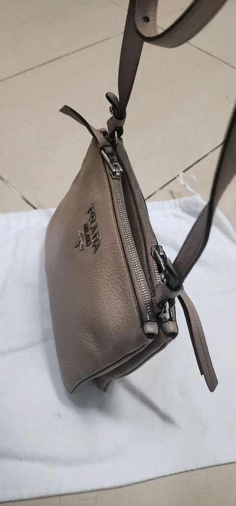 프라다 더블지퍼 크로스백 이미지