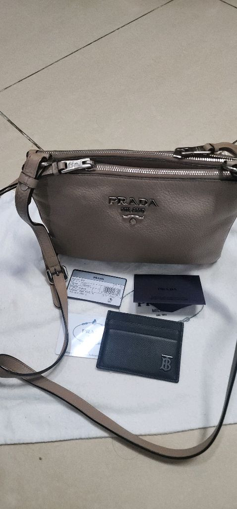 프라다 더블지퍼 크로스백 이미지