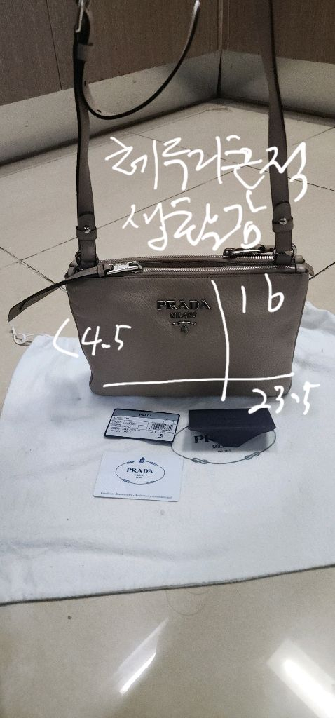 프라다 더블지퍼 크로스백 이미지