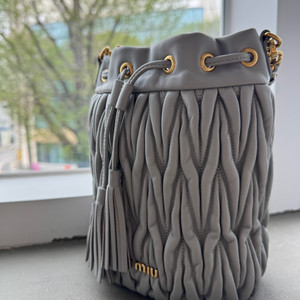 정품 미우미우 마테라쎄 버킷백 크로스/숄더 겸용 A급 컨디션 이미지