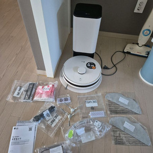 LG 코드제로 로봇청소기 올인원타워 이미지