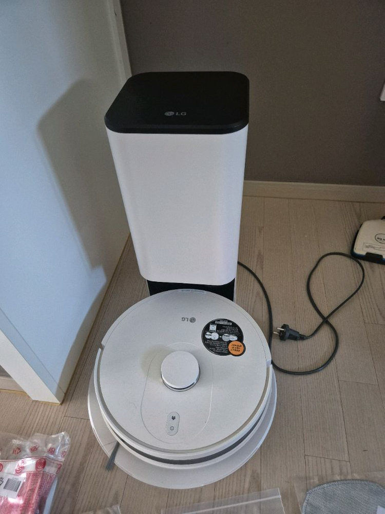 LG 코드제로 로봇청소기 올인원타워 이미지