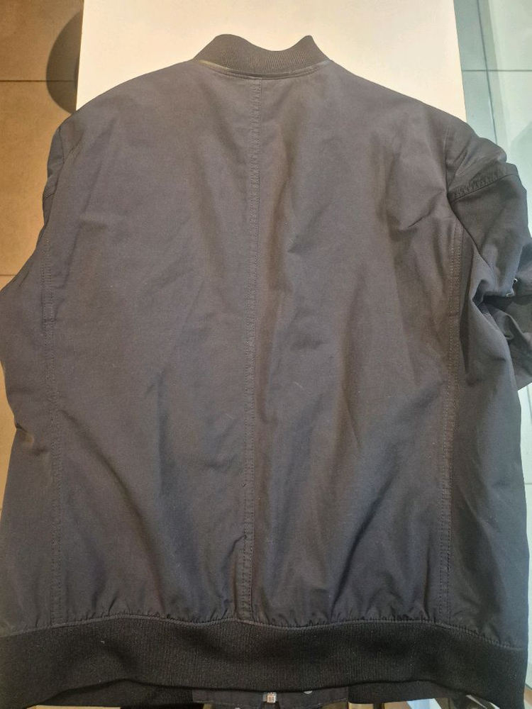 질스튜어트뉴욕 네이비 컬러 포켓 면혼방 MA-1 가죽패치 블루종 L 판매합니다 시착만해보고 보관만 한 새것 같은 중 이미지