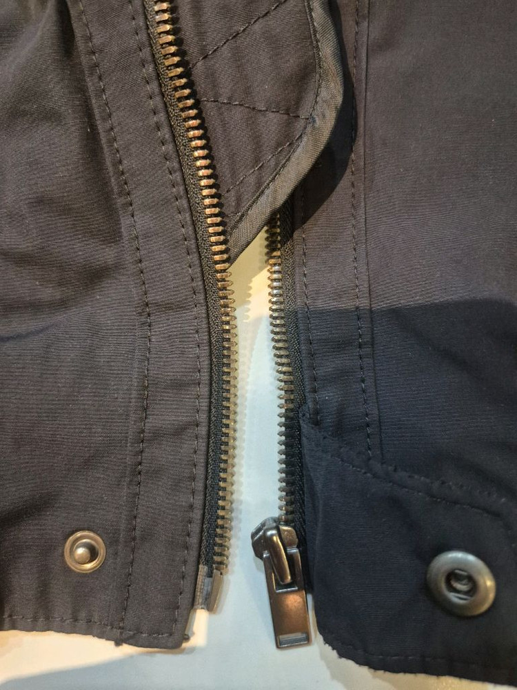 질스튜어트뉴욕 네이비 컬러 포켓 면혼방 MA-1 가죽패치 블루종 L 판매합니다 시착만해보고 보관만 한 새것 같은 중 이미지