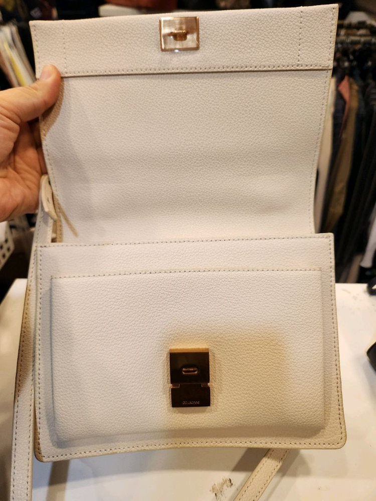 쿠론 벨 크로스백 이미지