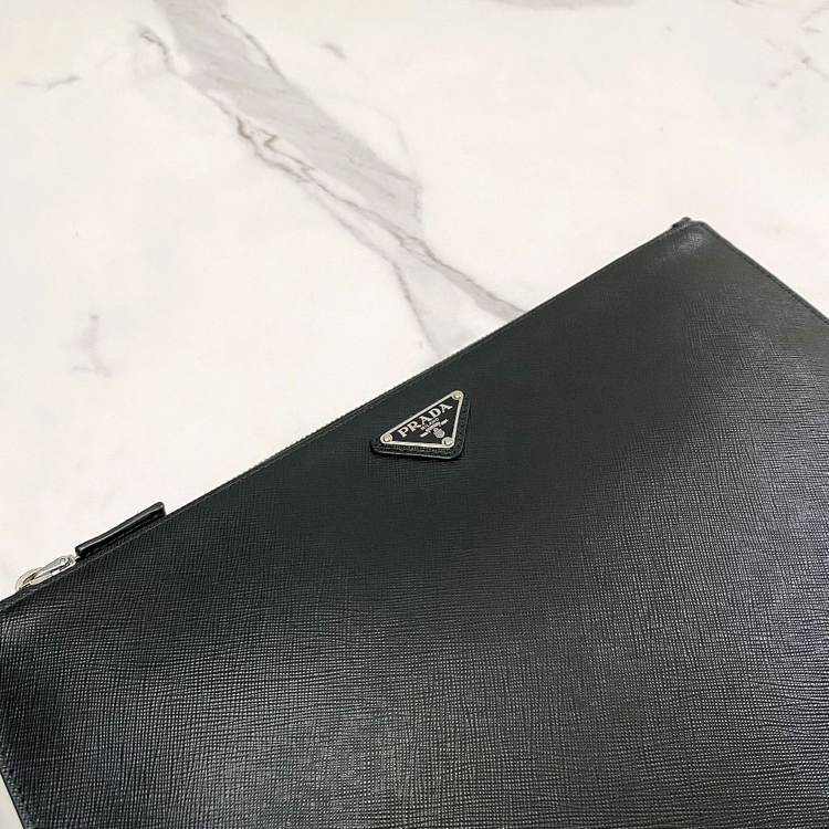 거의새것 프라다 사피아노 레더 삼각로고 클러치백 남성 가방 2NG001 이미지