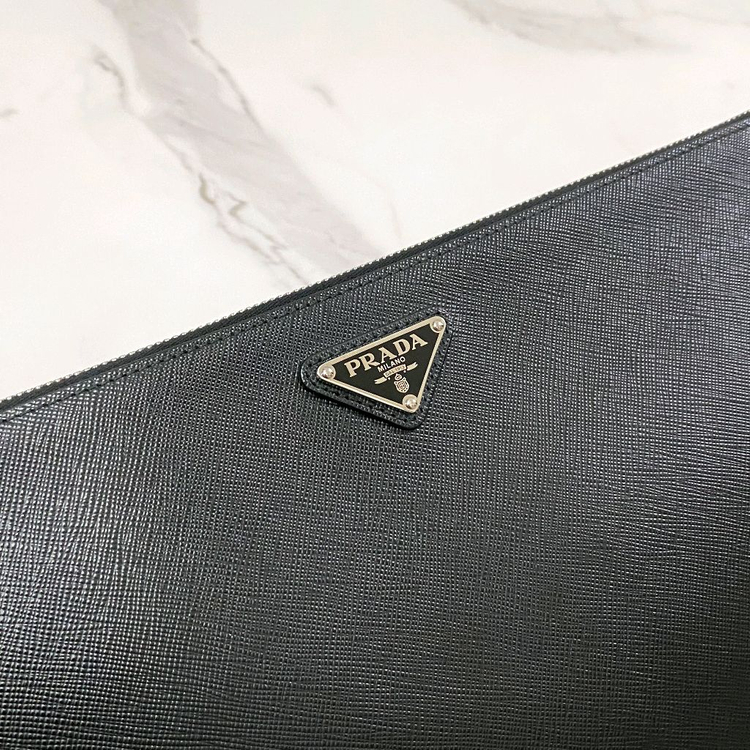 거의새것 프라다 사피아노 레더 삼각로고 클러치백 남성 가방 2NG001 이미지