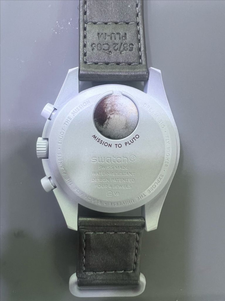 오메가 스와치 문스와치 미션 투 플루토 이미지
