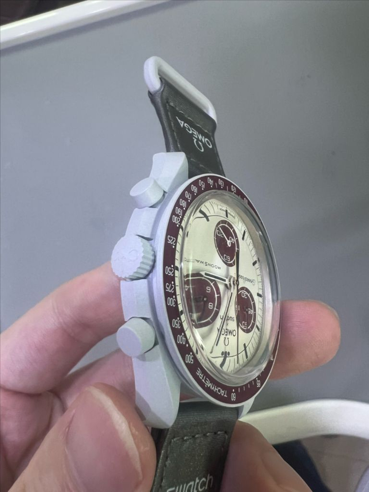 오메가 스와치 문스와치 미션 투 플루토 이미지