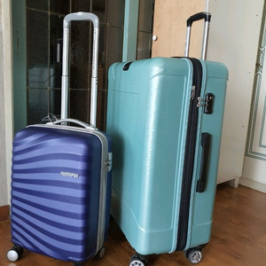 케리어2개 바퀴 부드럽게잘됨 비번장치 확대지퍼있음 하드케이스저렴하게5만원 이미지