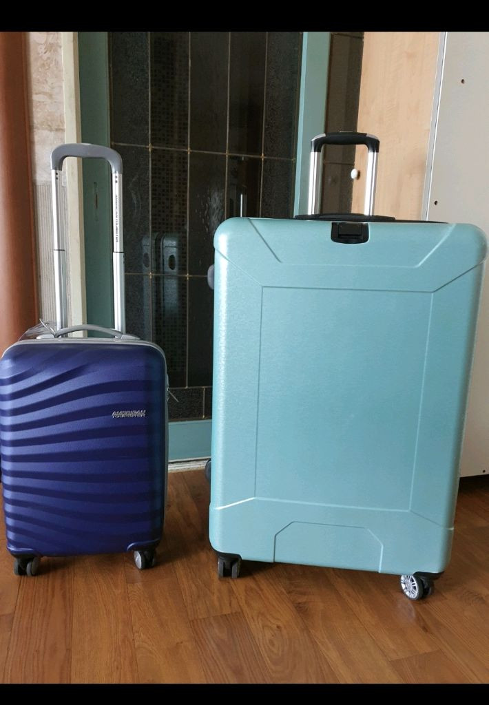 케리어2개 바퀴 부드럽게잘됨 비번장치 확대지퍼있음 하드케이스저렴하게5만원 이미지