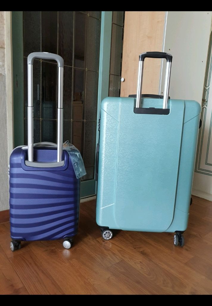 케리어2개 바퀴 부드럽게잘됨 비번장치 확대지퍼있음 하드케이스저렴하게5만원 이미지