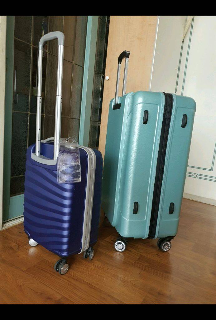 케리어2개 바퀴 부드럽게잘됨 비번장치 확대지퍼있음 하드케이스저렴하게5만원 이미지