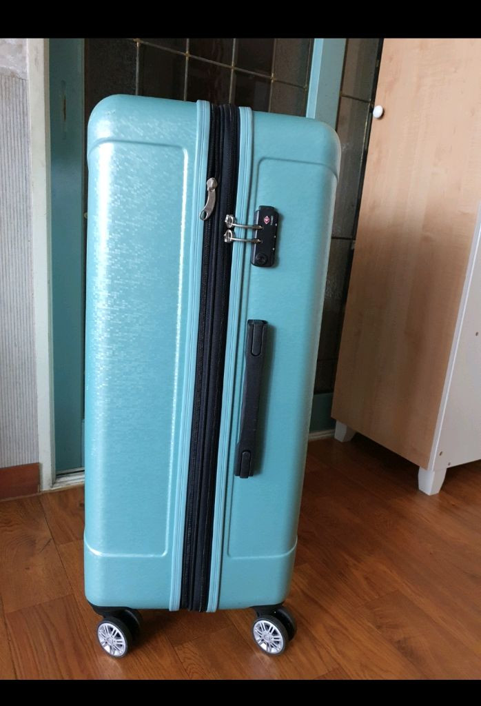 케리어2개 바퀴 부드럽게잘됨 비번장치 확대지퍼있음 하드케이스저렴하게5만원 이미지