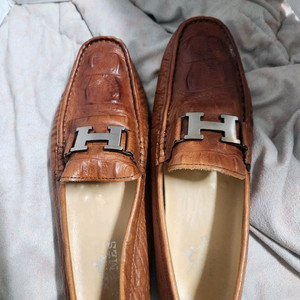 H로고 로퍼 이미지