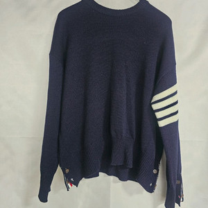 톰브라운 시그니처 아이템인 4바 네이비 맨투맨 이미지