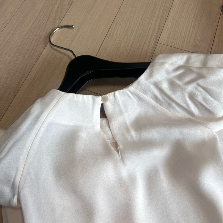 에린블랙 erin 숄더패드 트임 새틴 블라우스 파워숄더 퍼프 소매 실키 셔링 핑크 아이보리 이미지