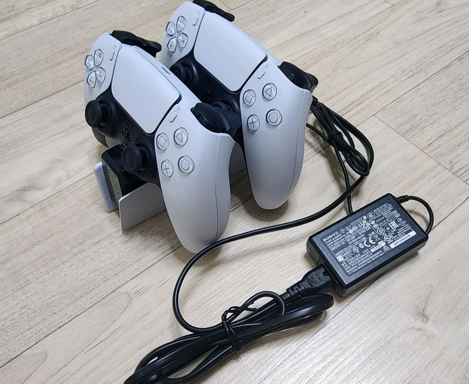 PS5 디스크에디션 1218A 풀박스 + 듀얼센스 1개추가 + 듀얼센스 충전기 + PS5전용 가방 + 게임CD 2개 이미지