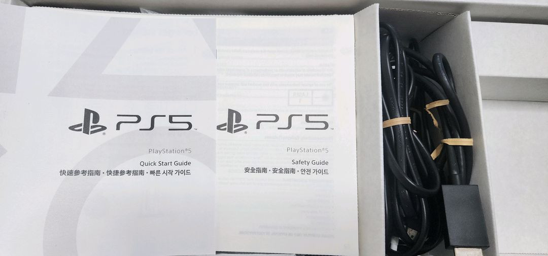 PS5 디스크에디션 1218A 풀박스 + 듀얼센스 1개추가 + 듀얼센스 충전기 + PS5전용 가방 + 게임CD 2개 이미지