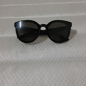 보테가베네타 블랙 선글라스 이미지