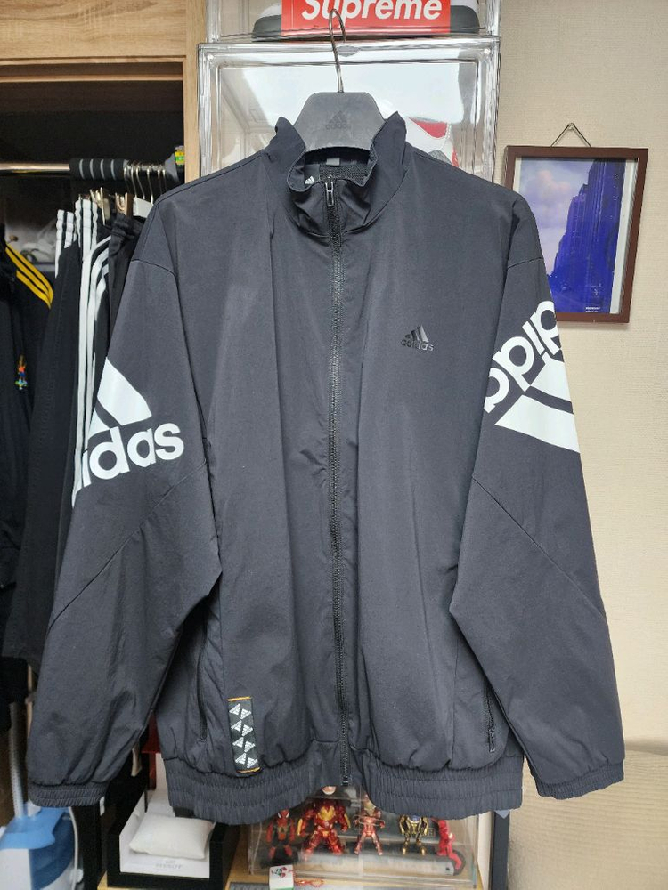 아디다스 로고가 돋보이는 블랙 색상의 우븐 바람막이 자켓입니다HE7452 2Xl(110) 이미지
