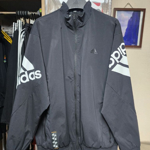 아디다스 로고가 돋보이는 블랙 색상의 우븐 바람막이 자켓입니다HE7452 2Xl(110) 이미지