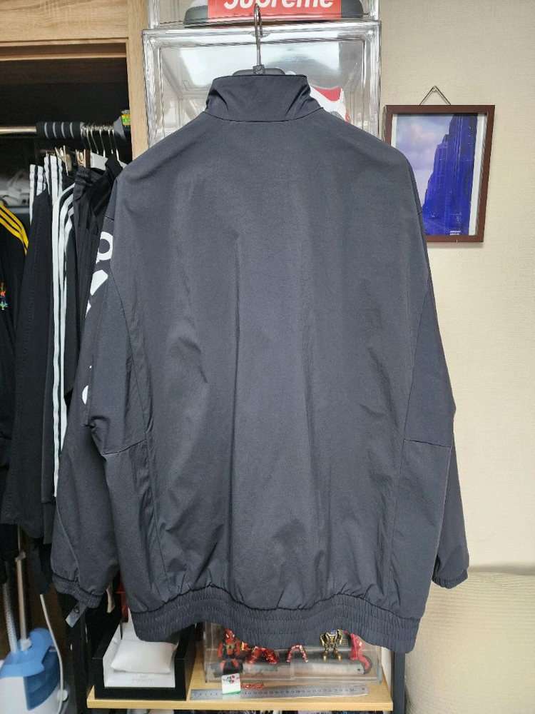 아디다스 로고가 돋보이는 블랙 색상의 우븐 바람막이 자켓입니다HE7452 2Xl(110) 이미지