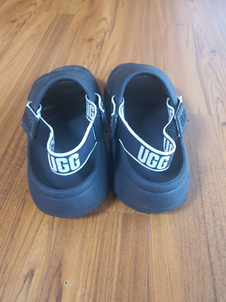 어그 블랙슬리퍼 이미지