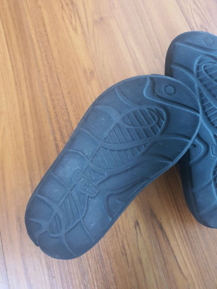 어그 블랙슬리퍼 이미지