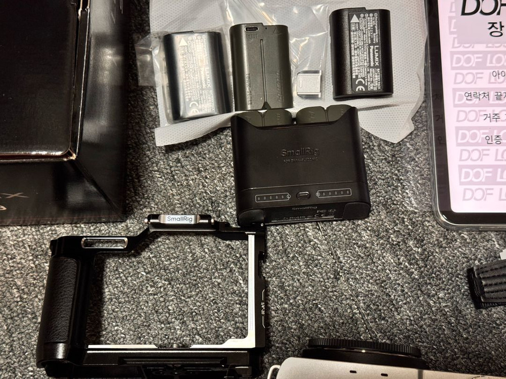 파나소닉 루믹스 S9 완전 쌔거 풀세트 팝 니다. (정품배터리 2개, 틸타 배터리 3구(충전기,스몰리그 케이지) 이미지