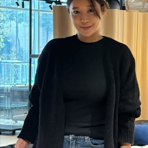 아뜨와 블랙 가디건 이미지