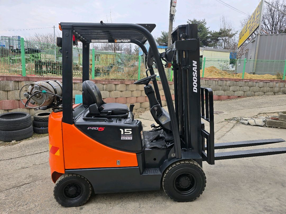 1.5톤지게차 LPG지게차 2단 두산 중고지게차 이미지