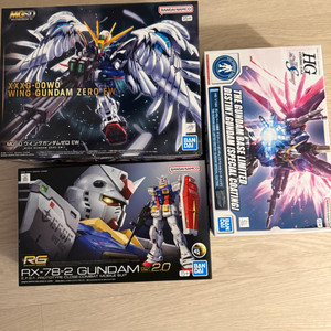 건담 프라모델 세트 이미지