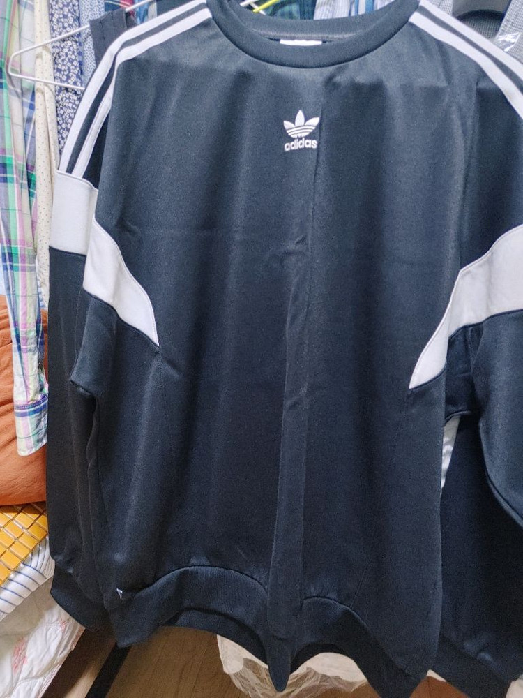 아디다스 맨투맨 티셔츠 이미지
