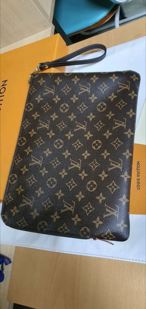 루이비통 에튀보야주MM 클러치백 정품S급(감정서O)구찌프라다루이비통디올고야드샤넬셀린느보테가생로랑발렌시아가버버리가방 이미지