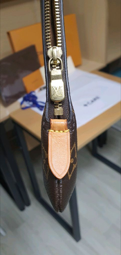 루이비통 에튀보야주MM 클러치백 정품S급(감정서O)구찌프라다루이비통디올고야드샤넬셀린느보테가생로랑발렌시아가버버리가방 이미지